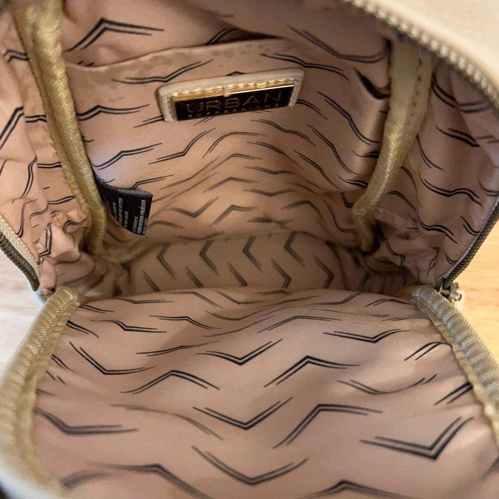 Urban Expressions Liberty leather sling bag with a chevron pattern strap. - Picture 11 of 16